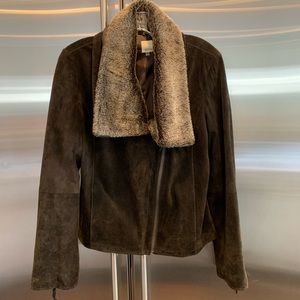 Ecru suede jacket with fur collar
